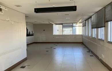 Imagem: O depósito possui 5 Vagas na garagem e 500m² de Área e está