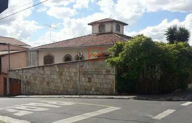 Imagem: A casa possui 5 Dormitórios, 4 Banheiros, 4 Vagas na garagem