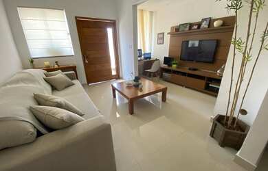 Imagem: A casa possui 4 Dormitórios, 3 Banheiros, 4 Vagas na garagem