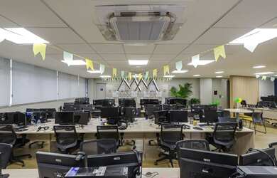 Imagem: O depósito possui 4 Vagas na garagem, 210m² de Área e está