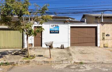 Imagem: A casa possui 3 Dormitórios, 2 Banheiros, 1 Vaga na garagem