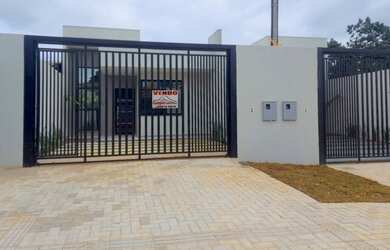 Imagem: A casa possui 3 Dormitórios, 2 Banheiros, 2 Vagas na garagem