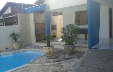 Imagem: A casa possui 3 Dormitórios, 2 Banheiros, 3 Vagas na garagem