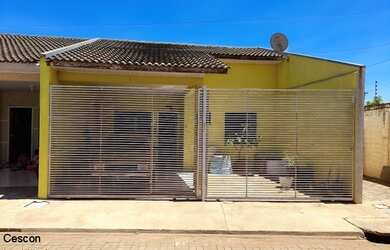 Imagem: A casa possui 3 Dormitórios, 1 Banheiro, 2 Vagas na garagem