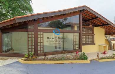 Imagem: A casa possui 4 Dormitórios, 4 Banheiros, 5 Vagas na garagem