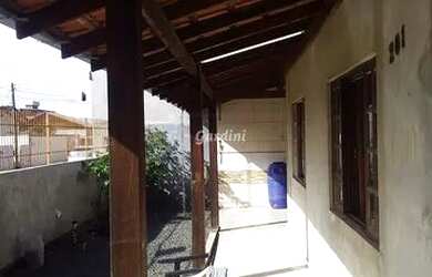 Imagem: A casa possui 3 Dormitórios, 3 Banheiros, 4 Vagas na garagem