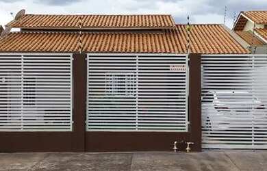 Imagem: A casa possui 3 Dormitórios, 2 Banheiros, 2 Vagas na garagem