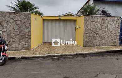 Imagem: A casa possui 3 Dormitórios, 2 Banheiros, 5 Vagas na garagem