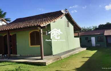 Imagem: A casa possui 3 Dormitórios, 2 Banheiros, 2 Vagas na garagem