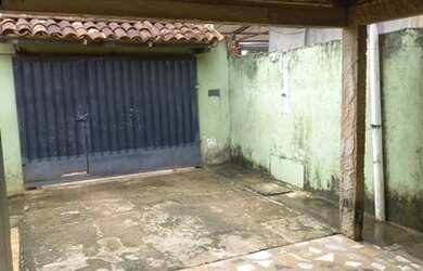 Imagem: A casa possui 3 Dormitórios, 1 Banheiro, 2 Vagas na garagem