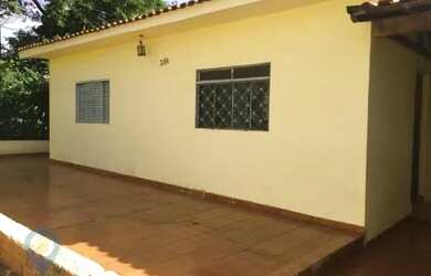 Imagem: A casa possui 2 Dormitórios, 1 Banheiro, 2 Vagas na garagem