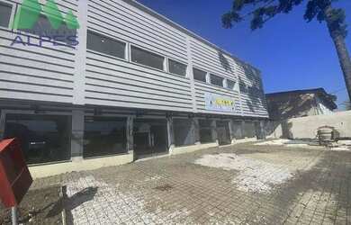 Imagem: O depósito possui 1 Vaga na garagem, 390m² de Área e está