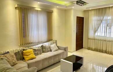 Imagem: A casa possui 3 Dormitórios, 3 Banheiros, 2 Vagas na garagem