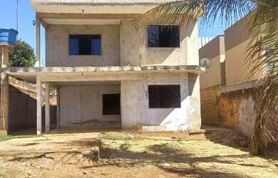 Imagem: A casa possui 3 Dormitórios, 2 Banheiros, 1 Vaga na garagem