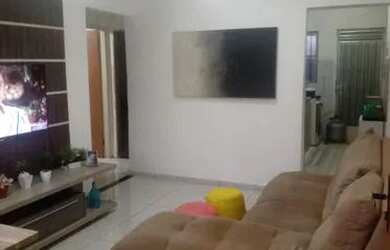 Imagem: A casa possui 3 Dormitórios, 1 Banheiro e 2 Vagas na garagem