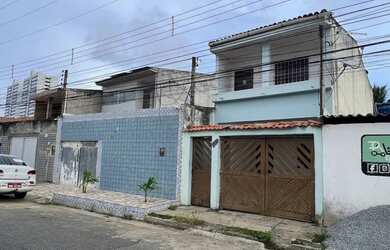 Imagem: A casa possui 3 Dormitórios, 2 Banheiros, 1 Vaga na garagem