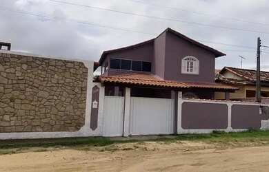 Imagem: A casa possui 5 Dormitórios, 5 Banheiros e 3 Vagas na garagem