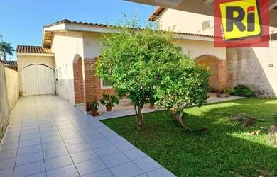 Imagem: A casa possui 3 Dormitórios, 2 Banheiros, 204m² de Área e