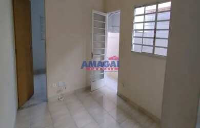 Imagem: A casa possui 2 Dormitórios, 1 Banheiro, 2 Vagas na garagem