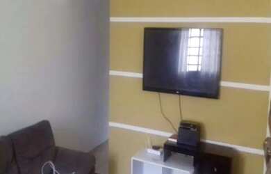 Imagem: A casa possui 2 Dormitórios, 1 Banheiro, 2 Vagas na garagem