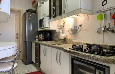 Imagem: O apartamento possui 2 Dormitórios, 1 Banheiro, 1 Vaga na garagem