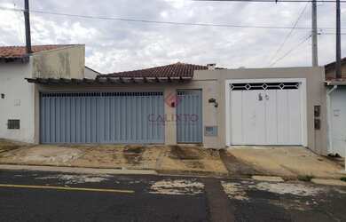 Imagem: A casa possui 4 Dormitórios, 2 Banheiros, 3 Vagas na garagem