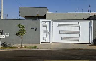 Imagem: A casa possui 3 Dormitórios, 2 Banheiros, 2 Vagas na garagem