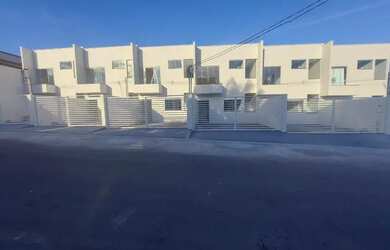 Imagem: A casa possui 3 Dormitórios, 1 Banheiro, 2 Vagas na garagem