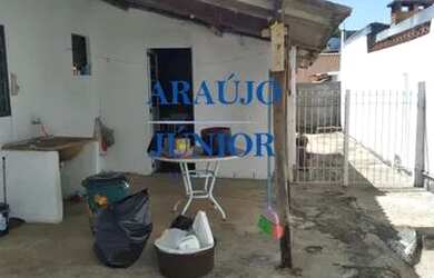 Imagem: A casa possui 2 Dormitórios, 1 Banheiro, 2 Vagas na garagem