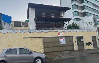 Imagem: A casa possui 4 Dormitórios, 3 Banheiros, 420m² de Área e