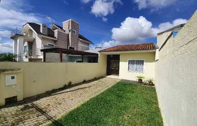 Imagem: A casa possui 3 Dormitórios, 2 Banheiros, 2 Vagas na garagem