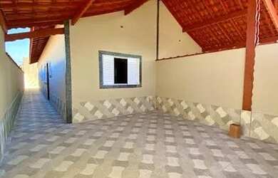 Imagem: A casa possui 2 Dormitórios, 2 Banheiros, 2 Vagas na garagem