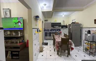 Imagem: A casa possui 3 Dormitórios, 2 Banheiros, 4 Vagas na garagem