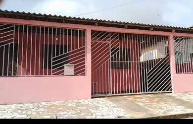 Imagem: A casa possui 4 Dormitórios, 1 Banheiro, 1 Vaga na garagem