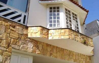 Imagem: A casa possui 3 Dormitórios, 3 Banheiros, 5 Vagas na garagem