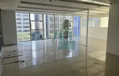 Imagem: O depósito para alugar possui 4 Vagas na garagem e 168m² de