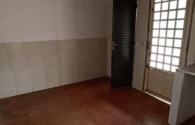 Imagem 2: Evandro Leal corretor de imóvel vende lote com casa na Qnr 03