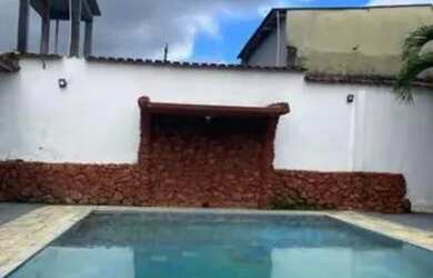 Imagem: A casa possui 3 Dormitórios, 3 Banheiros, 4 Vagas na garagem