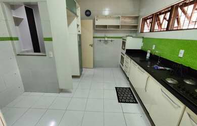 Imagem: A casa possui 3 Dormitórios, 2 Banheiros, 1 Vaga na garagem