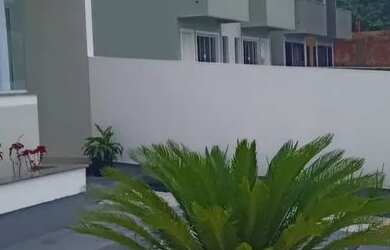 Imagem: A casa possui 3 Dormitórios, 2 Banheiros, 1 Vaga na garagem