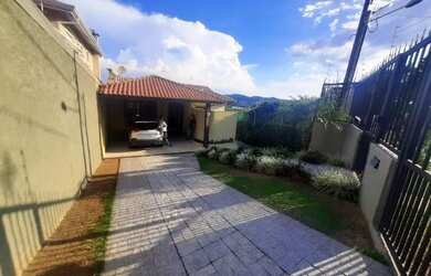 Imagem: A casa possui 3 Dormitórios, 4 Banheiros, 2 Vagas na garagem