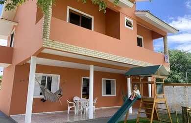 Imagem: A casa possui 4 Dormitórios, 2 Banheiros, 2 Vagas na garagem