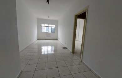 Imagem: O apartamento possui 1 Dormitório, 1 Banheiro, 1 Vaga na garagem