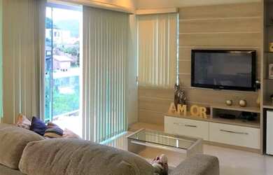 Imagem: A casa possui 4 Dormitórios, 3 Banheiros, 4 Vagas na garagem