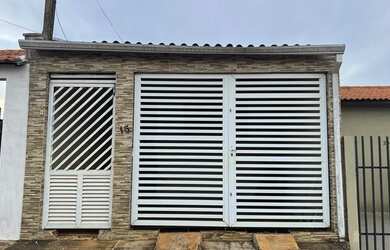 Imagem: A casa possui 2 Dormitórios, 1 Banheiro, 80m² de Área, Área