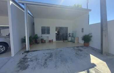 Imagem: A casa possui 2 Dormitórios, 1 Banheiro, 2 Vagas na garagem