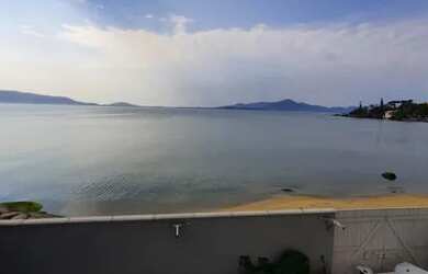 Imagem: A casa possui 3 Dormitórios, 4 Banheiros, 5 Vagas na garagem