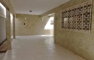 Imagem: A casa possui 3 Dormitórios, 2 Banheiros, 1 Vaga na garagem