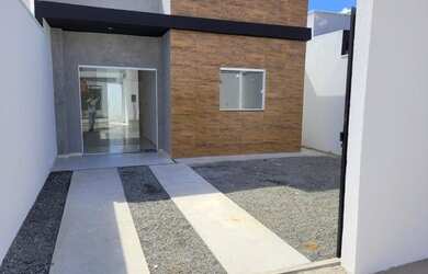 Imagem: A casa possui 2 Dormitórios, 2 Banheiros, 2 Vagas na garagem