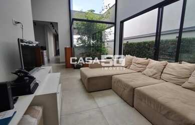 Imagem: A casa em condomínio e possui 3 Dormitórios, Suítes, 3 Banheiros